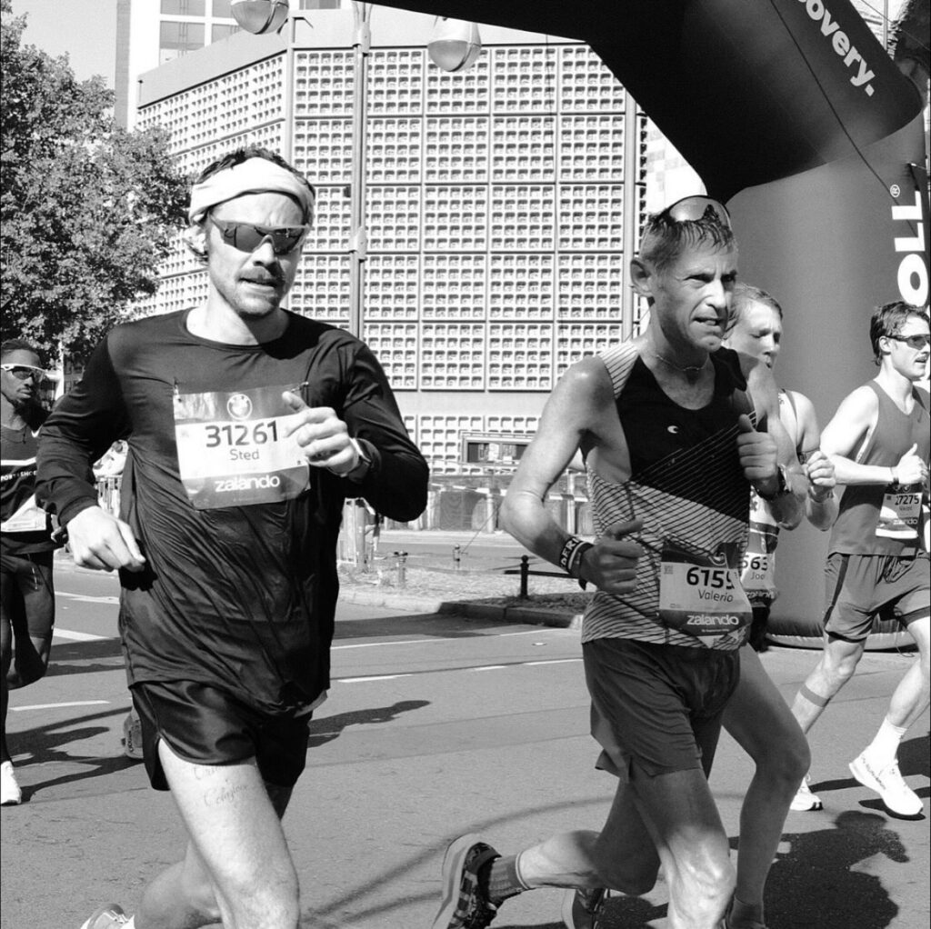 HARRY STYLES CONQUISTA EL MARATÓN DE BERLÍN: UN RÉCORD PERSONAL EN 2:59:13 Y BAJO UN ALIAS MISTERIOSO