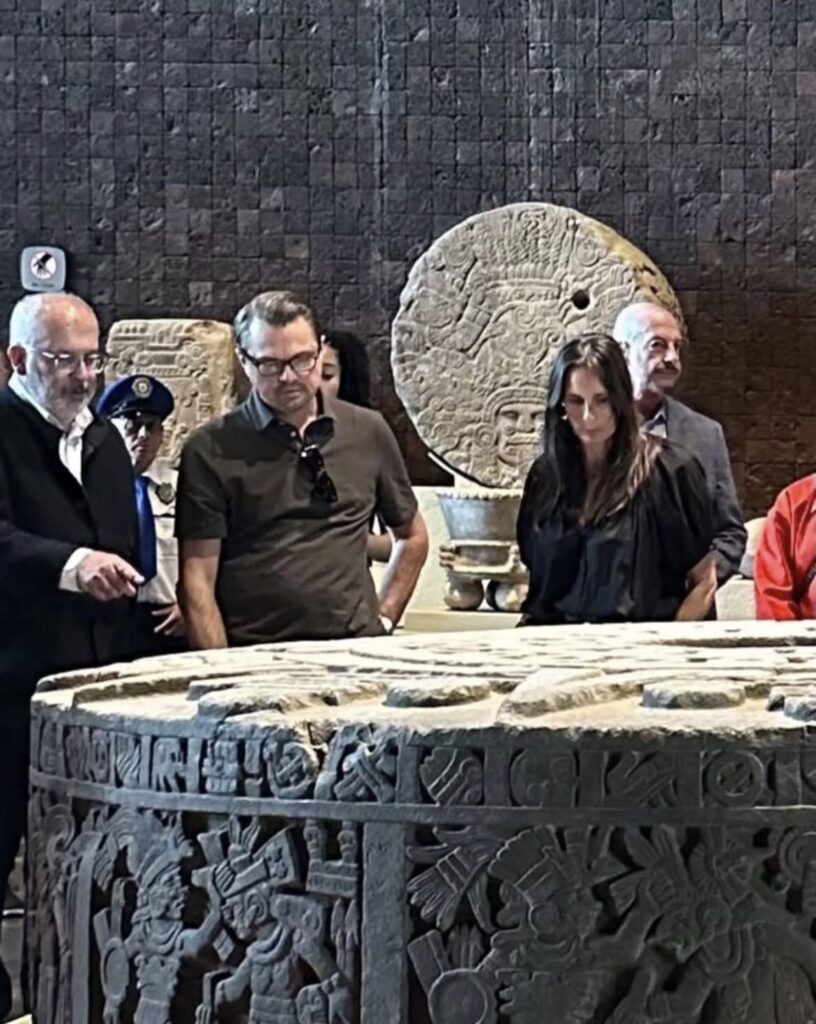 LEONARDO DICAPRIO ENAMORA A MÉXICO: EL ASTRO DE HOLLYWOOD LLEGA A LA CIUDAD DE MÉXICO PARA PROMOCIONAR SU NUEVA CINTA ÉPICA.