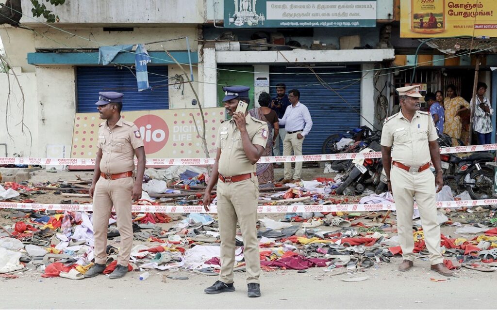 ESTAMPIDA EN INDIA DEJA AL MENOS 40 MUERTOS Y DESATA CRISIS POLÍTICA.