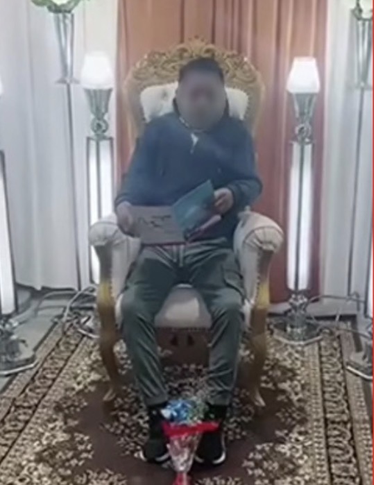 UN ADIÓS ETERNO A LA ENSEÑANZA: VELAN A QUERIDO PROFESOR SENTADO CON UN LIBRO EN LAS MANOS EN CHOSICA.