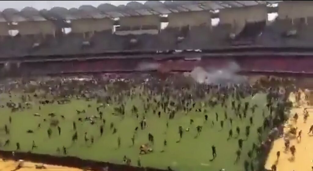 CAOS EN EL FUNERAL DE RAILA ODINGA: POLICÍA ABRE FUEGO CONTRA MULTITUD EN KENIA, DEJANDO AL MENOS CUATRO MUERTOS