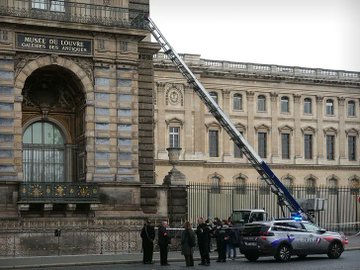 AUDAZ ROBO EN EL LOUVRE: LADRONES SE LLEVAN JOYAS DE LA CORONA FRANCESA EN PLENA LUZ DEL DÍA.