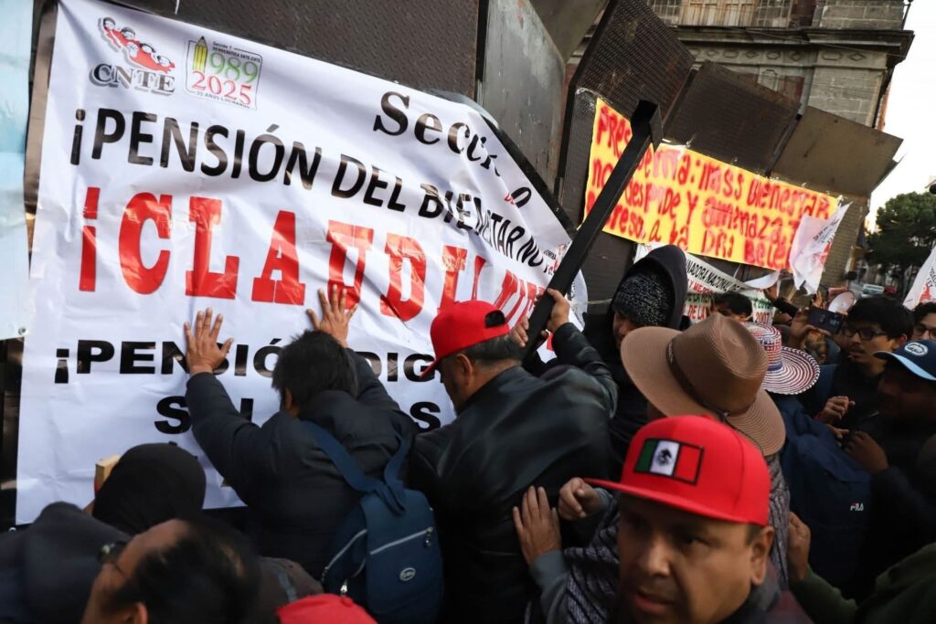 NACIONAL MAESTROS DE LA CNTE LLEGAN A PALACIO NACIONAL.