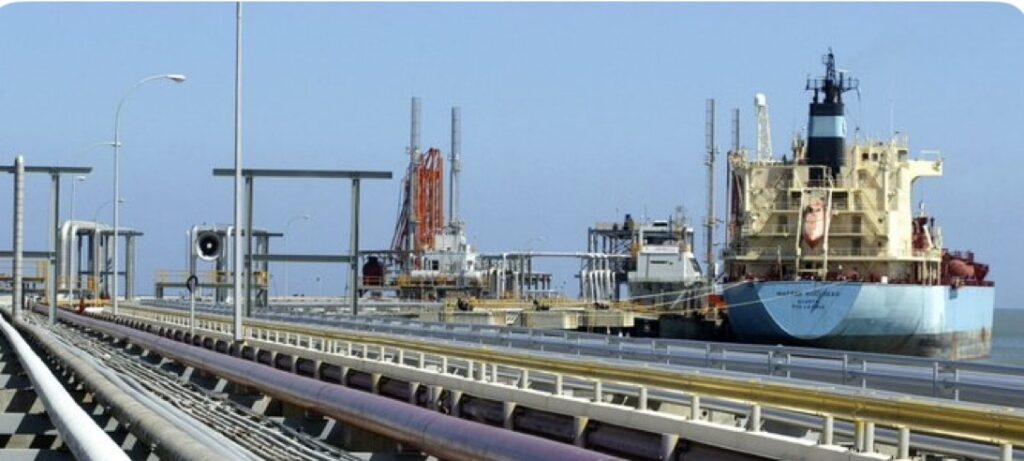 TRUMP AMENAZA A VENEZUELA Y EL CRUDO SUBE CON FUERZA: +2 % EN UNA SESIÓN MARCADA POR EL MIEDO AL SUMINISTRO